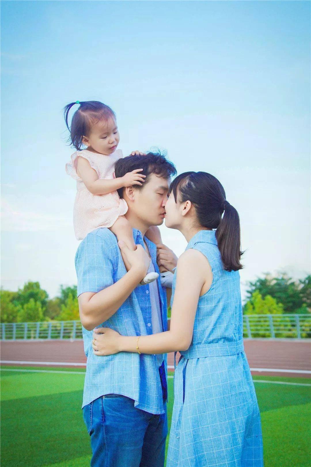 吓到腿软！住户从32楼窗户翻出擦玻璃