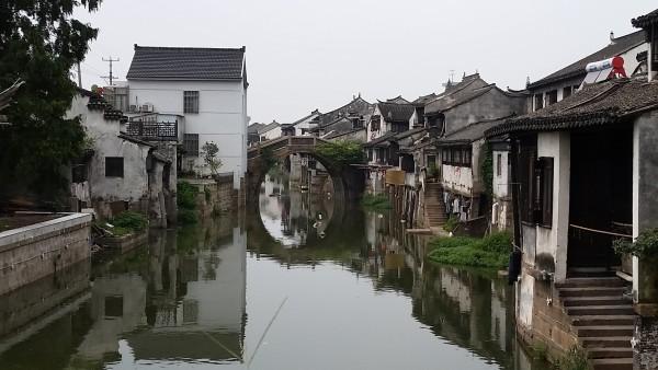 逃离古老的乡村房子