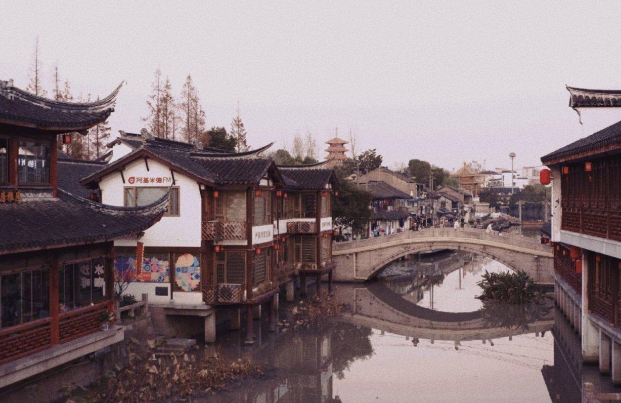 众国脚谈笑风生，老扬给东道主戴高帽毛剑卿怒赞落选中场一悍将